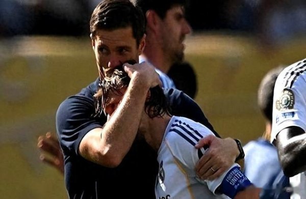 Vượt qua đội: Modric rơi nước 